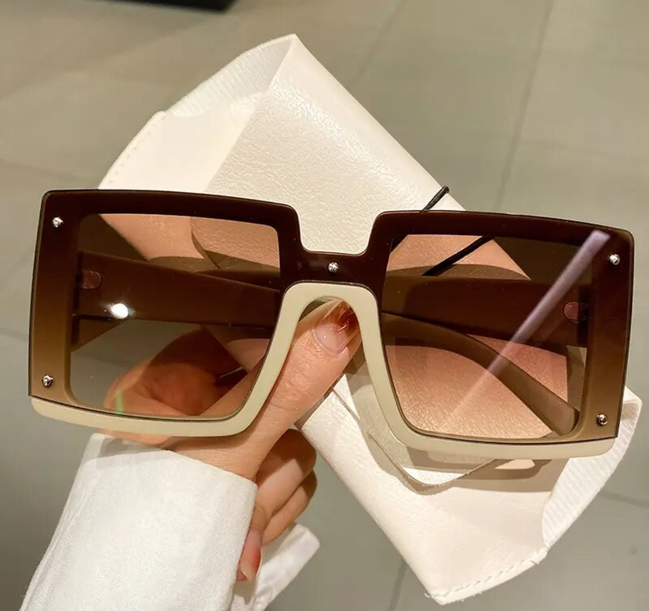 “Fashion Flare” Women’s Plastic Mirror Square Sunglasses